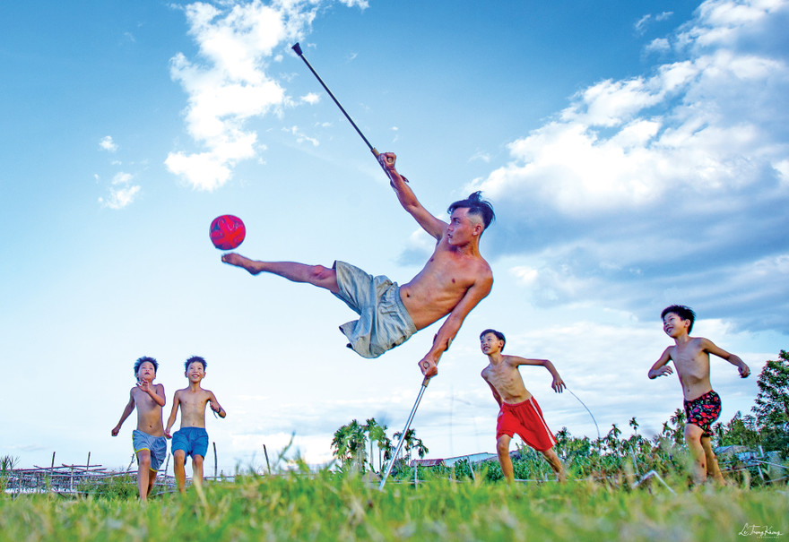 “Thánh một chân” Lương Phi có thể làm được điều ít người bình thường có thể làm. Ảnh: Lê Trọng Khang