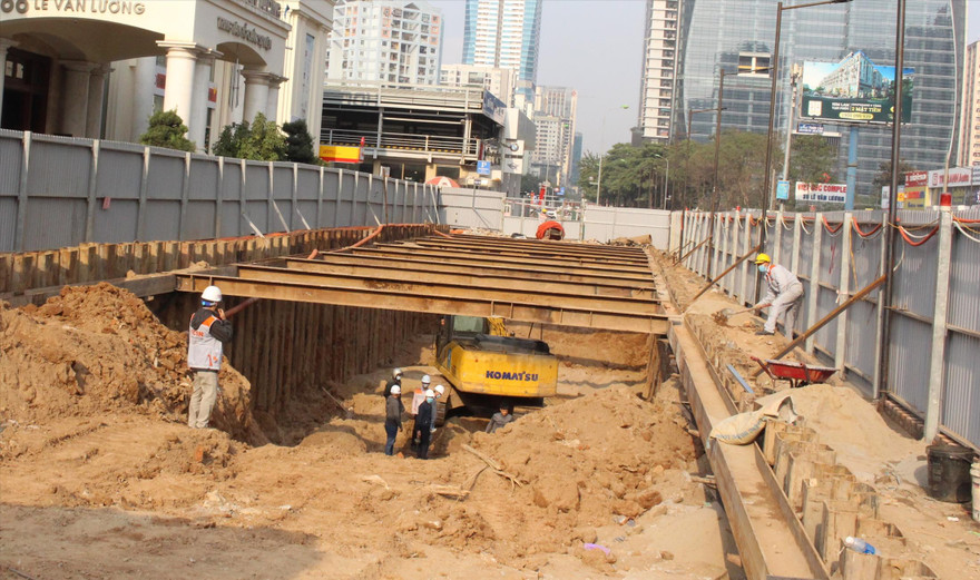 Công nhân tại công trường đường dẫn hầm chui Lê Văn Lương. Ảnh chụp chiều 3/2