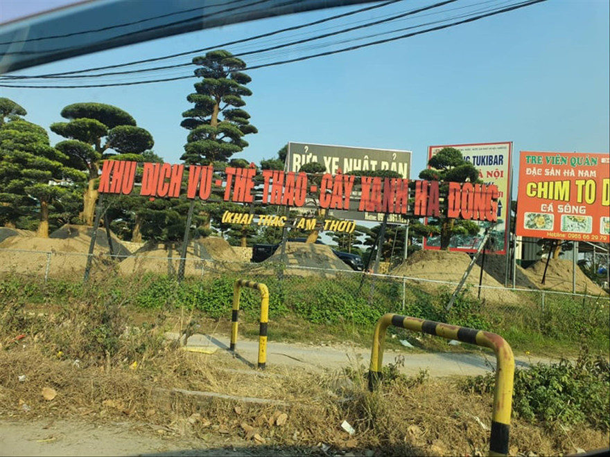 Bãi xe, sân bóng tràn lan trên đất sử dụng tạm Công viên thể thao, cây xanh quận Hà Đông