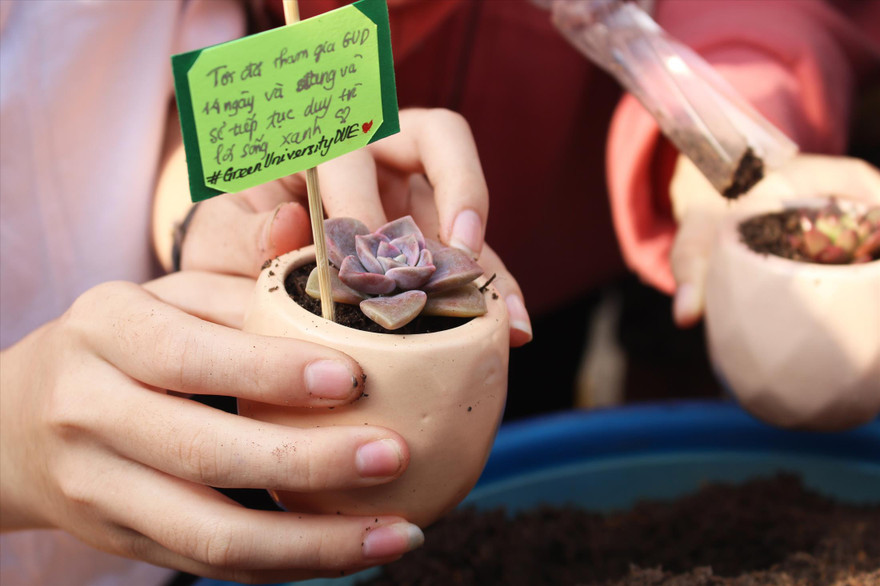 Thử thách “Mỗi ngày một hành động xanh” thu hút sự tham gia của hơn 1.000 bạn trẻ. Ảnh: Giang Thanh 