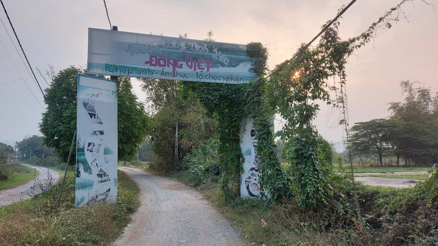 Con đường tự phát mọc lên trên đất nông nghiệp, đất bãi bồi. Ảnh: M.Đ