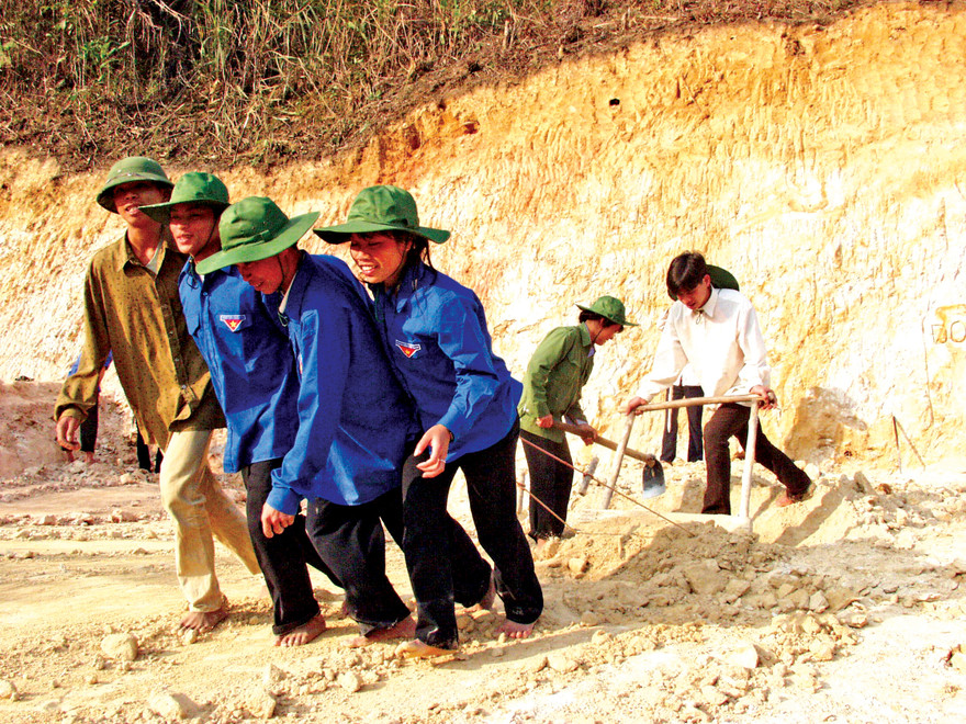 TNTN trên công trường Thanh niên Tà Si Láng (Yên Bái) 2003. Ảnh: Hồng Vĩnh