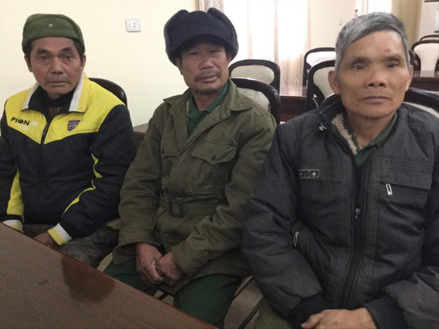 Ba cựu chiến binh Bảo Lâm kể chuyện giữ đất biên cương. Ảnh: Duy Chiến