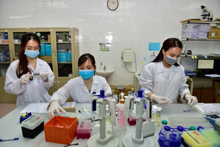 Nghiên cứu sản xuất vắc-xin COVID-19 tại Học viện Quân y. Ảnh: Như Ý