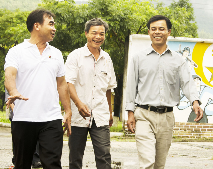 Cựu chiến binh Phạm Văn Nhân (ở giữa) luôn là tâm điểm bông đùa của anh em. Ảnh: Văn Chương 