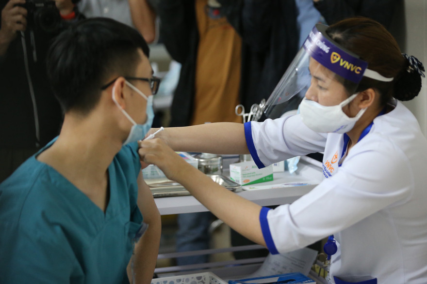 Tiêm vắc-xin phòng COVID-19 cho nhân viên y tế. Ảnh: Như Ý