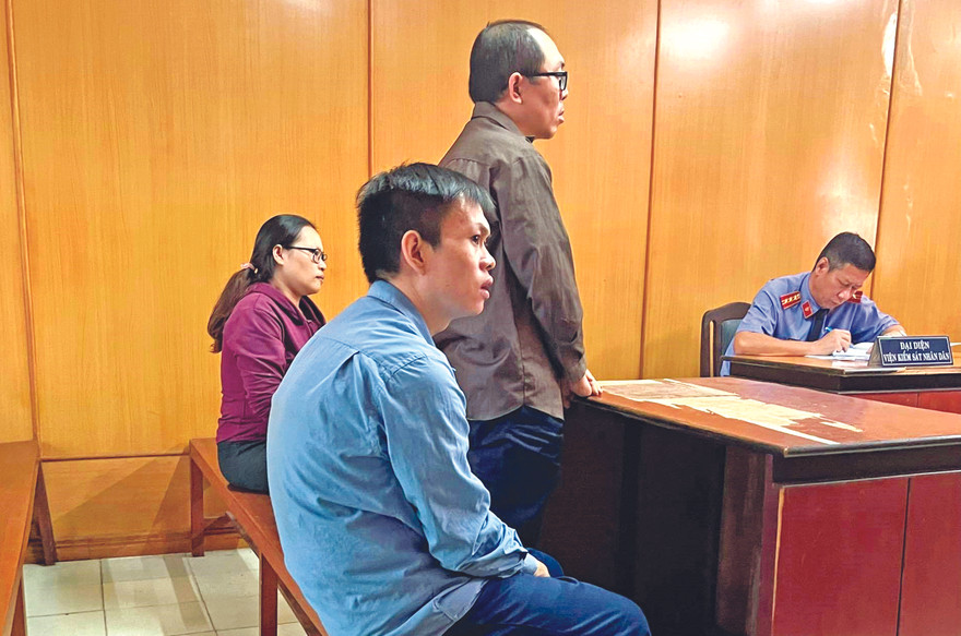 Các bị cáo tại phiên tòa hôm qua 3/2. Ảnh: T.M