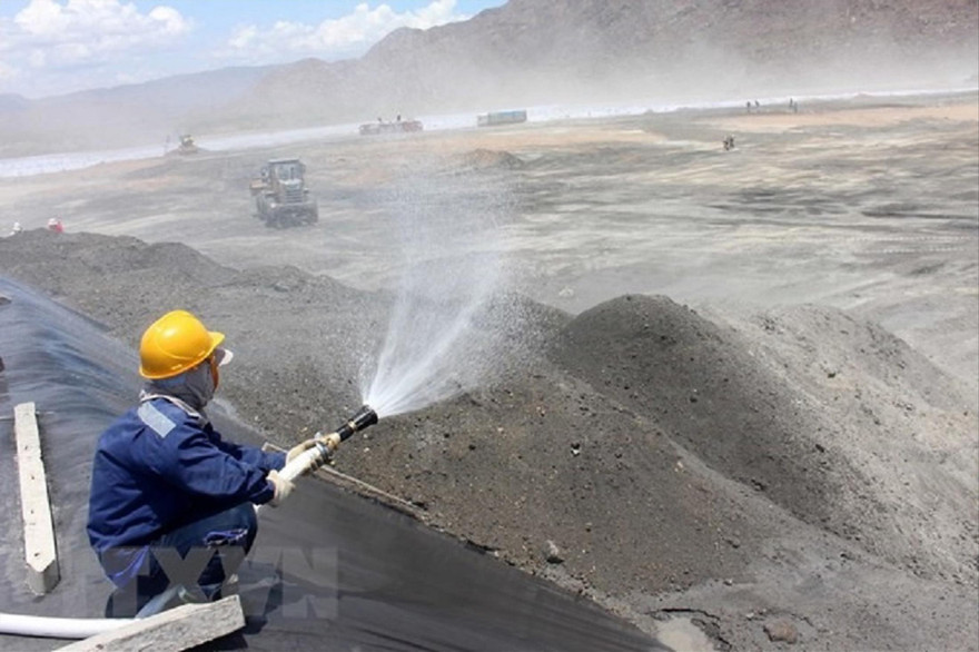 Tro bay tại Nhà máy nhiệt điện Vĩnh Tân. Ảnh: TTXVN