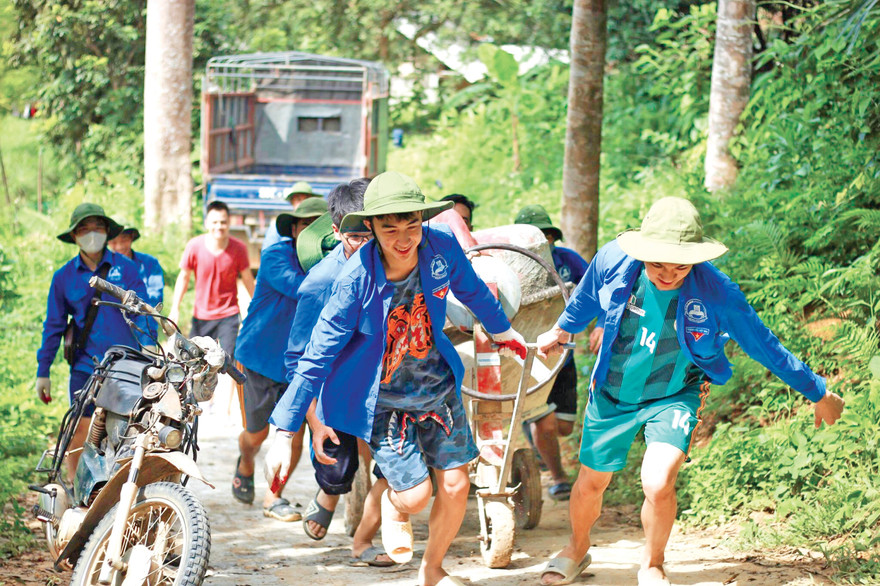 Sinh viên Đại học Công đoàn thực hiện chiến dịch mùa hè xanh tại huyện Chiêm Hóa, tỉnh Tuyên Quang. Ảnh: Lưu Trinh