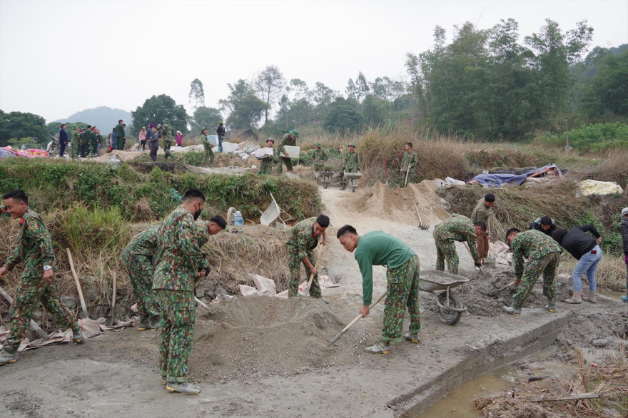 Bộ đội Lạng Sơn hăng hái làm đường cho dân. Ảnh: DN 