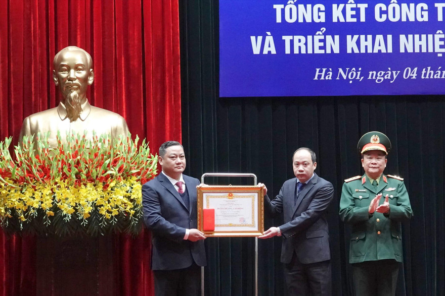 Thừa ủy quyền của Chủ tịch nước, Thượng tướng Hoàng Xuân Chiến trao tặng Huân chương Lao động hạng Nhất cho Ban Quản lý Quảng trường Ba Đình, sáng 4/1. ẢNH: NGUYỄN MINH 