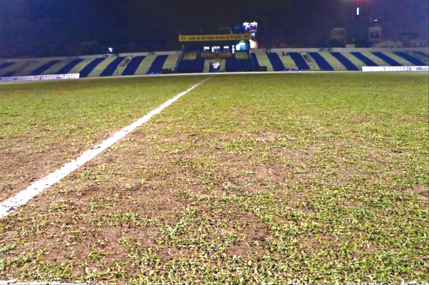 Mặt sân Thanh Hóa xấu “phát hờn” ở trận đấu giữa Thanh Hóa và Viettel, vòng 2 LS V-League 2021. Ảnh: Viên Viên