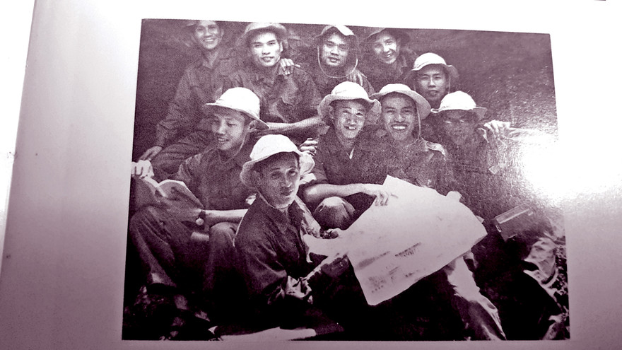 Ảnh chụp trong hang núi Hòa Bình trước khi đi B từ trái hàng sau Khải Hoàn, Sơn Tùng, Phạm Hậu, Tâm Tâm, Quang Huyền. Ảnh: Quang Huyền cung cấp