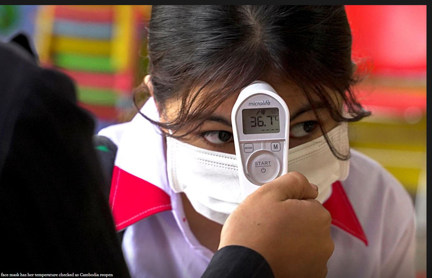 Một học sinh được kiểm tra nhiệt độ khi Campuchia mở cửa trở lại các trường học sau nhiều tháng ngừng hoạt động do COVID-19. Ảnh: Reuters