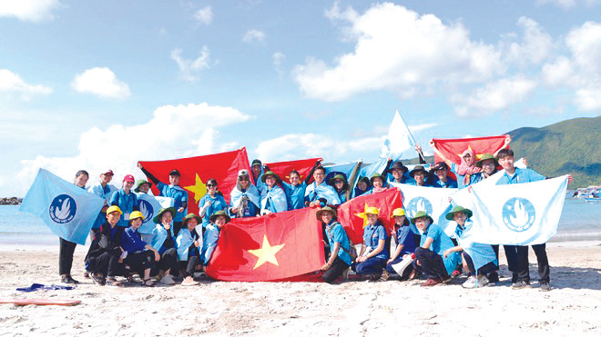 Sinh viên tình nguyện hướng về biển đảo quê hương. Ảnh: Lưu Trinh