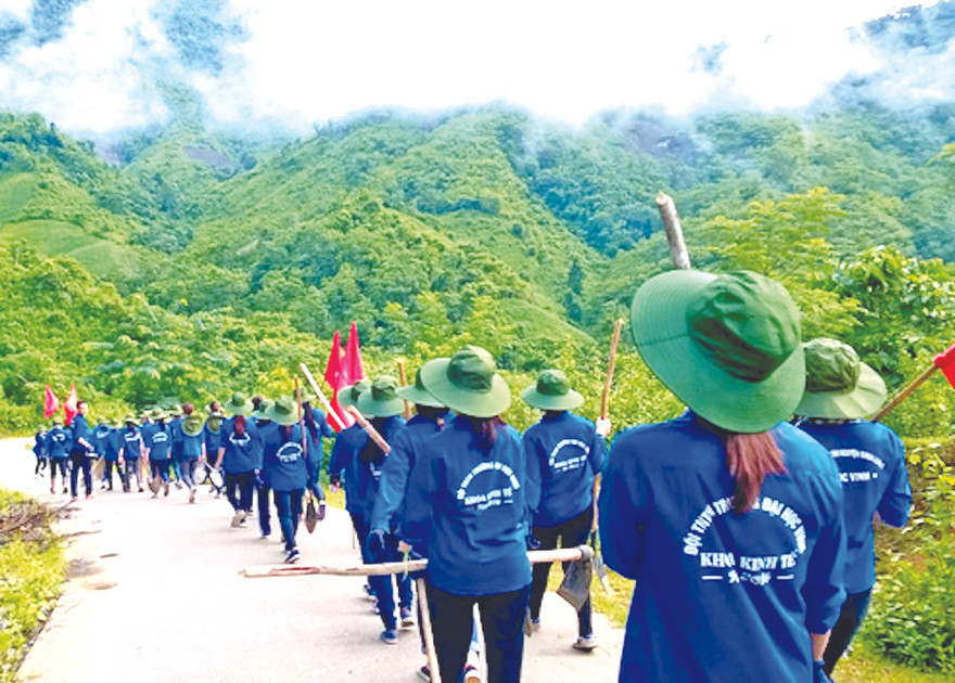 Vẻ đẹp của màu áo TNTN luôn hiện diện ở muôn nơi. Ảnh: Ngô Tùng