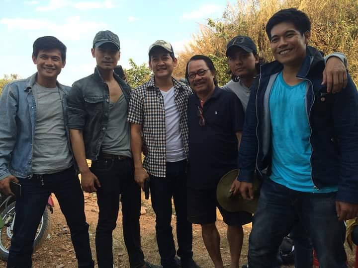 NSND Bùi Cường cùng con rể - đạo diễn Trần Vũ Thủy và các diễn viên trẻ. Ảnh: Đinh Lạc Thành