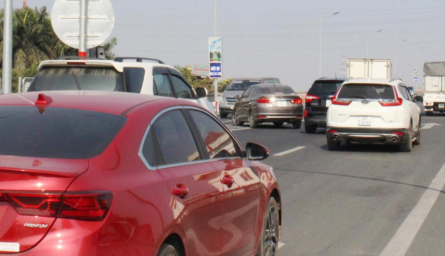 Xe con quay đầu, gây ùn tắc cho cầu Thăng Long sáng 18/1