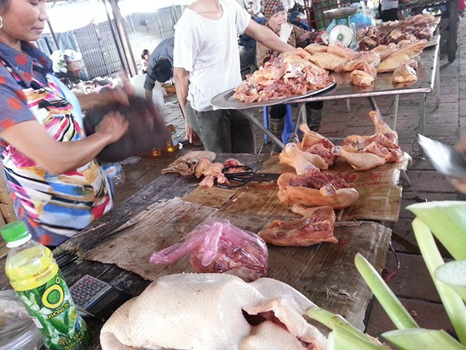 Từ 10h trưa trở đi, thịt gà được bán có giá chỉ 30.000-40.000 đồng, thay vì 50.000-70.000 đồng/kg như lúc sáng. Ảnh: Zing.vn