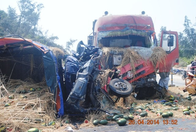 Hai xe tải đấu đầu kinh hoàng, 1 người chết