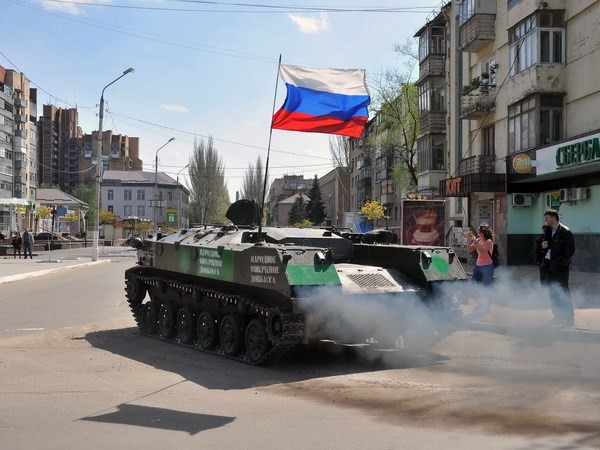 Bên ngoài trụ sở chính quyền thành phố Slavyansk, Ukraine