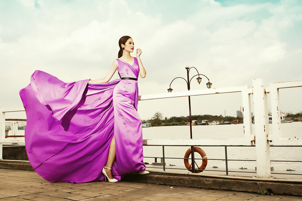 Ninh Hoàng Ngân thả dáng trên bến cảng