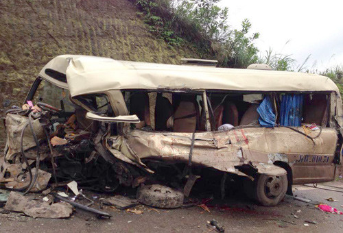 Xe khách 24 chỗ biến dạng sau vụ tai nạn. Ảnh: VnExpress