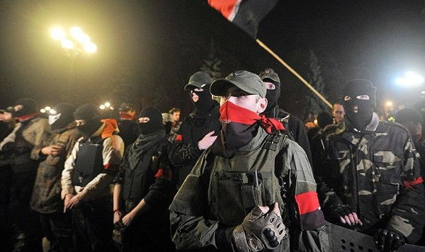 Các chiến binh Pravyi Sektor trong "vỏ bọc" Vệ binh Quốc gia Ukraine đã tấn công Slavyansk. (Ảnh: scmp.com) 