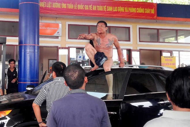 Tài xế xe khách khỏa thân gây rối tại cây xăng.