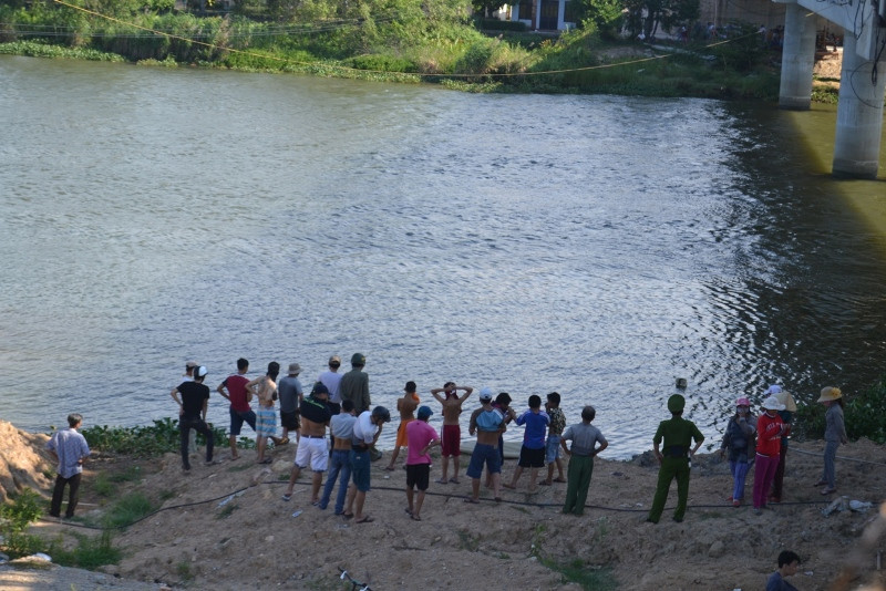 Lực lượng chức năng đang tiến hành vớt thi thể.