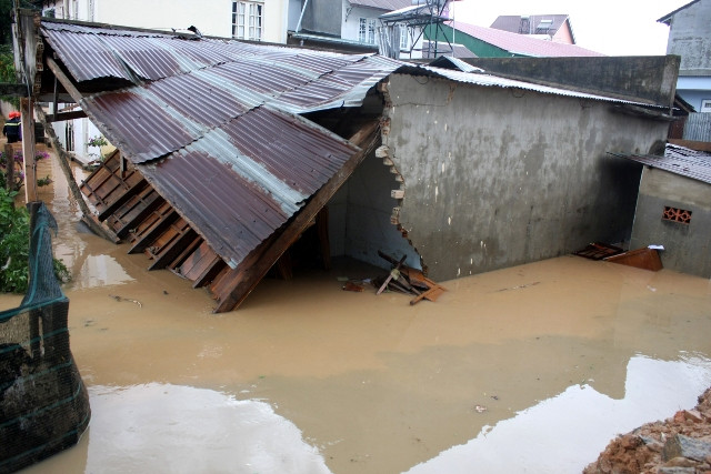 Căn nhà bị sập