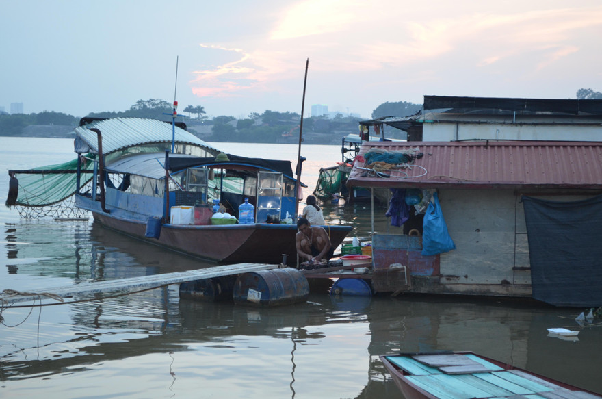 Cuộc sống lênh đênh, kham khổ của dân xóm chài ở Thủ đô 