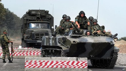 Hàng ngàn binh lính Nga đang đóng quân ngoài biên giới của Nga. Ảnh: BBC.