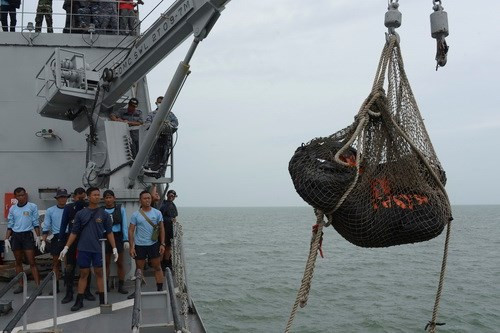 Hai túi đựng thi thể nạn nhân chuyến bay QZ8501 được cẩu lên chiếc tàu KRI Banda Aceh của Hải quân Indonesia trong ngày 3/1 - Ảnh: Reuters