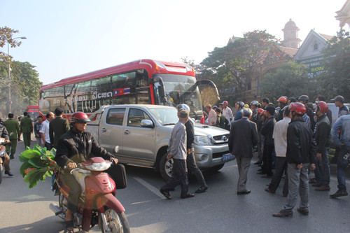 Chiếc xe đang bị lực lượng chức năng vây bắt trên đường thành phố Vinh. Ảnh:Lương Đô/ VnExpress
