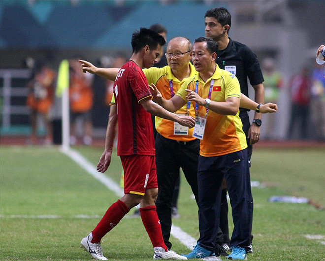 Trợ lý ngôn ngữ Lê Huy Khoa (phải) hỗ trợ HLV Park Hang Seo tại Asian Games 2018 vừa qua. Ảnh: HỮU PHẠM.