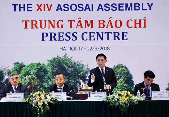 Tổng KTNN Hồ Đức Phớc trao đổi với phóng viên tại lễ khai trương trung tâm báo chí và họp báo về Đại hội ASOSAI 14. Ảnh: Như Ý.