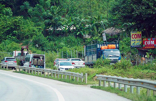 Hàng loạt ô tô vượt rào tôn hộ lan vào quán cơm ven cao tốc Nội Bài - Lào Cai. Ảnh: Nguyễn Hoàn.