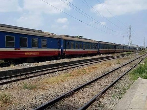 Tàu kẹt ở ga do sự cố sập cầu. Ảnh: Bạn đọc Nguyễn Minh Tú