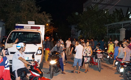 Nhiều người đến xem cảnh sát khám nghiệm hiện trường. Ảnh: Nguyệt Triều/VnExpress