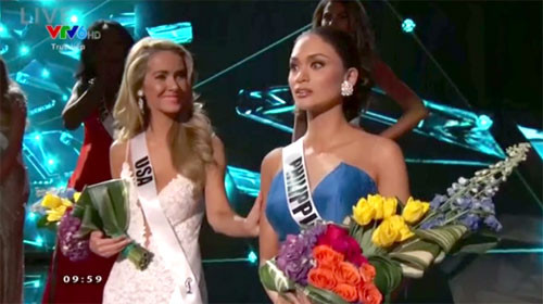 Hoa hậu Philippines dường như vẫn chưa hiểu chuyện gì xảy ra trong khi Hoa hậu Mỹ đã hiểu rõ sự nhầm lẫn. Vương miện thuộc về Philippines.