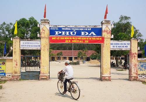 Trường THCS Phú Đa nơi xảy ra vụ việc thầy giáo dùng gậy tre đánh học sinh. Ảnh: Đắc Đức/ VnExpress