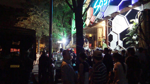 Cảnh sát phong toả, kiểm tra quán Club Số 5. Ảnh: Quốc Thắng/ VnExpress