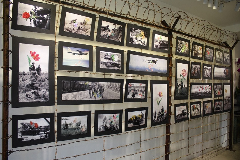 Một góc triển lãm"Hoa nơi chiến trường" ở showroom Flower Hai Bà Trưng quận 1.