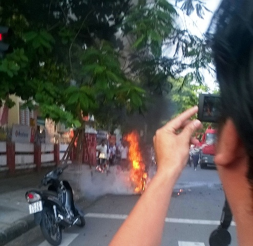 Chiếc xe đang dừng trước vạch đèn đỏ thì bốc cháy dữ dội