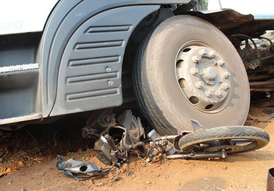 Chiếc xe máy nát bét dưới gầm xe bồn