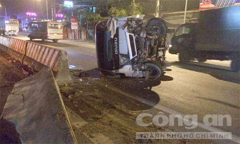 Chiếc xe tải lật ngang đường và móp phần đầu