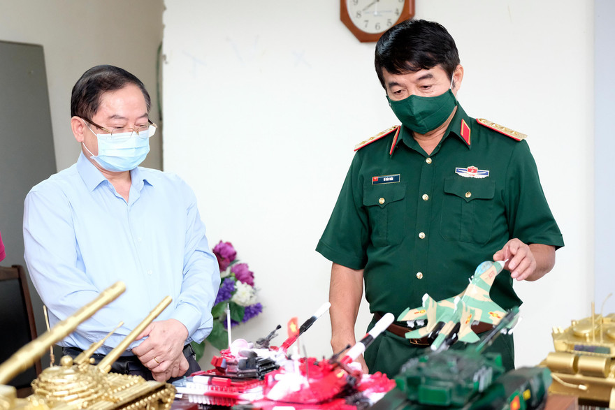 Thượng tướng Võ Văn Tuấn giới thiệu mô hình máy bay Su-30MK2 số hiệu 9370 với Tổng Biên tập báo Tiền Phong Lê Xuân Sơn ẢNH: Hoàng Mạnh Thắng 