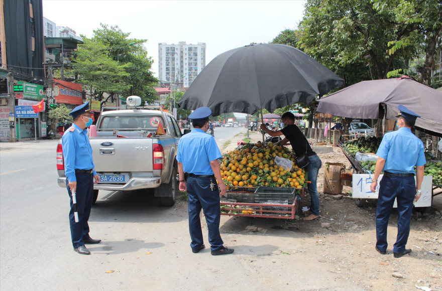 Thanh tra giao thông Hà Đông xử lý lấn chiếm QL21 sáng 21/5