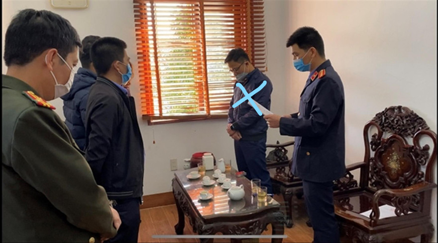 Đại diện Cơ quan tố tụng đọc lệnh bắt tạm giam ông Vũ Đức Tuấn, Phó trưởng Công an huyện Vũ Thư. ảnh: Hoàng Long 